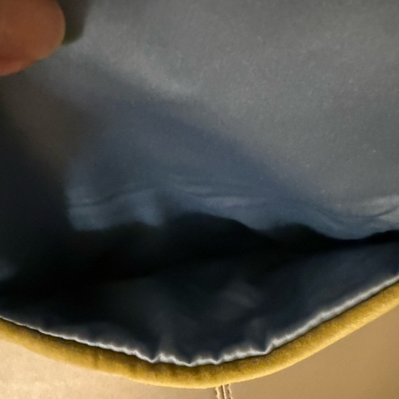 Gucci Limited Edition Green Velvet Extra
Large Sunglasses Case/Pouch with Chain - Picture 5 of 8